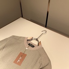 Loro Piana诺悠翩雅 2026春夏男士最新的贸易订单短袖T恤,全品相!!采用logo刺绣图案设计!上身舒适透气, Loro Piana诺悠翩雅 2026春夏男士最新的贸易订单短袖T恤,全品相!!采用logo刺绣图案设计!上身舒适透气,