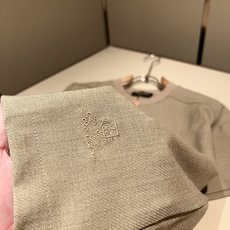 Loro Piana诺悠翩雅 2026春夏男士最新的贸易订单短袖T恤,全品相!!采用logo刺绣图案设计!上身舒适透气, Loro Piana诺悠翩雅 2026春夏男士最新的贸易订单短袖T恤,全品相!!采用logo刺绣图案设计!上身舒适透气,