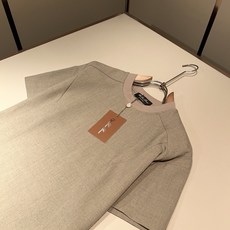 Loro Piana诺悠翩雅 2026春夏男士最新的贸易订单短袖T恤,全品相!!采用logo刺绣图案设计!上身舒适透气, Loro Piana诺悠翩雅 2026春夏男士最新的贸易订单短袖T恤,全品相!!采用logo刺绣图案设计!上身舒适透气,