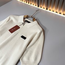 Loro Piana诺悠翩雅 2026春夏男士最新的贸易订单翻领针织短袖T恤,全品相!!上身舒适透气,不僵硬,整体有着丰 Loro Piana诺悠翩雅 2026春夏男士最新的贸易订单翻领针织短袖T恤,全品相!!上身舒适透气,不僵硬,整体有着丰