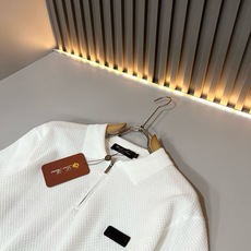 Loro Piana诺悠翩雅 2026春夏男士最新的贸易订单翻领针织短袖T恤,全品相!!上身舒适透气,不僵硬,整体有着丰 Loro Piana诺悠翩雅 2026春夏男士最新的贸易订单翻领针织短袖T恤,全品相!!上身舒适透气,不僵硬,整体有着丰