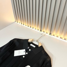 Moncler蒙家 2026春夏最新的贸易订单针织短袖T恤,全品相!!网红款!工艺采用胸前徽章设计!上身舒适透气,不僵硬 Moncler蒙家 2026春夏最新的贸易订单针织短袖T恤,全品相!!网红款!工艺采用胸前徽章设计!上身舒适透气,不僵硬