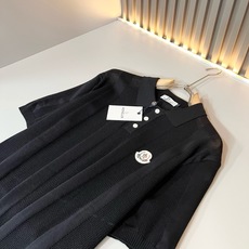 Moncler蒙家 2026春夏最新的贸易订单针织短袖T恤,全品相!!网红款!工艺采用胸前徽章设计!上身舒适透气,不僵硬 Moncler蒙家 2026春夏最新的贸易订单针织短袖T恤,全品相!!网红款!工艺采用胸前徽章设计!上身舒适透气,不僵硬
