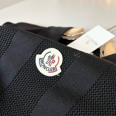 Moncler蒙家 2026春夏最新的贸易订单针织短袖T恤,全品相!!网红款!工艺采用胸前徽章设计!上身舒适透气,不僵硬 Moncler蒙家 2026春夏最新的贸易订单针织短袖T恤,全品相!!网红款!工艺采用胸前徽章设计!上身舒适透气,不僵硬
