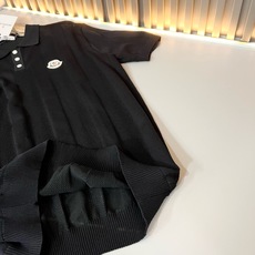Moncler蒙家 2026春夏最新的贸易订单针织短袖T恤,全品相!!网红款!工艺采用胸前徽章设计!上身舒适透气,不僵硬 Moncler蒙家 2026春夏最新的贸易订单针织短袖T恤,全品相!!网红款!工艺采用胸前徽章设计!上身舒适透气,不僵硬
