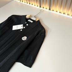 Moncler蒙家 2026春夏最新的贸易订单针织短袖T恤,全品相!!网红款!工艺采用胸前徽章设计!上身舒适透气,不僵硬 Moncler蒙家 2026春夏最新的贸易订单针织短袖T恤,全品相!!网红款!工艺采用胸前徽章设计!上身舒适透气,不僵硬