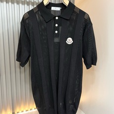 Moncler蒙家 2026春夏最新的贸易订单针织短袖T恤,全品相!!网红款!工艺采用胸前徽章设计!上身舒适透气,不僵硬 Moncler蒙家 2026春夏最新的贸易订单针织短袖T恤,全品相!!网红款!工艺采用胸前徽章设计!上身舒适透气,不僵硬