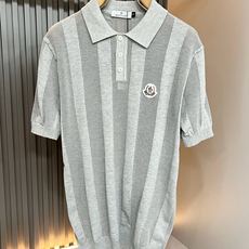 Moncler蒙家 2026春夏最新的贸易订单针织短袖T恤,全品相!!网红款!工艺采用胸前徽章设计!上身舒适透气,不僵硬 Moncler蒙家 2026春夏最新的贸易订单针织短袖T恤,全品相!!网红款!工艺采用胸前徽章设计!上身舒适透气,不僵硬