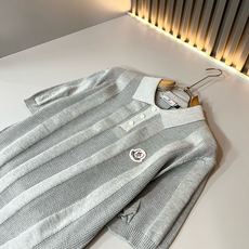 Moncler蒙家 2026春夏最新的贸易订单针织短袖T恤,全品相!!网红款!工艺采用胸前徽章设计!上身舒适透气,不僵硬 Moncler蒙家 2026春夏最新的贸易订单针织短袖T恤,全品相!!网红款!工艺采用胸前徽章设计!上身舒适透气,不僵硬