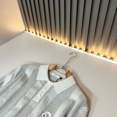 Moncler蒙家 2026春夏最新的贸易订单针织短袖T恤,全品相!!网红款!工艺采用胸前徽章设计!上身舒适透气,不僵硬 Moncler蒙家 2026春夏最新的贸易订单针织短袖T恤,全品相!!网红款!工艺采用胸前徽章设计!上身舒适透气,不僵硬
