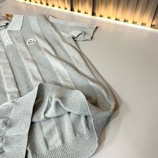Moncler蒙家 2026春夏最新的贸易订单针织短袖T恤,全品相!!网红款!工艺采用胸前徽章设计!上身舒适透气,不僵硬 Moncler蒙家 2026春夏最新的贸易订单针织短袖T恤,全品相!!网红款!工艺采用胸前徽章设计!上身舒适透气,不僵硬