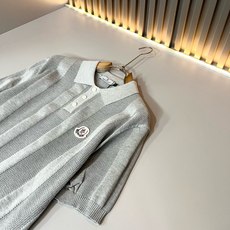 Moncler蒙家 2026春夏最新的贸易订单针织短袖T恤,全品相!!网红款!工艺采用胸前徽章设计!上身舒适透气,不僵硬 Moncler蒙家 2026春夏最新的贸易订单针织短袖T恤,全品相!!网红款!工艺采用胸前徽章设计!上身舒适透气,不僵硬