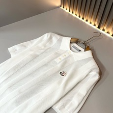 Moncler蒙家 2026春夏最新的贸易订单针织短袖T恤,全品相!!网红款!工艺采用胸前徽章设计!上身舒适透气,不僵硬 Moncler蒙家 2026春夏最新的贸易订单针织短袖T恤,全品相!!网红款!工艺采用胸前徽章设计!上身舒适透气,不僵硬