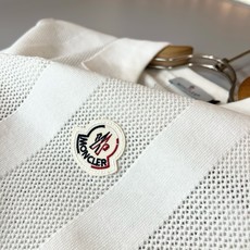 Moncler蒙家 2026春夏最新的贸易订单针织短袖T恤,全品相!!网红款!工艺采用胸前徽章设计!上身舒适透气,不僵硬 Moncler蒙家 2026春夏最新的贸易订单针织短袖T恤,全品相!!网红款!工艺采用胸前徽章设计!上身舒适透气,不僵硬