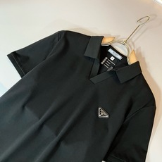 Prad*普*达 2026春夏季新款经典元素短袖Polo衫,经典大方的款式,可以穿十年都还是流行的那种,你一定要收藏几件 Prad*普*达 2026春夏季新款经典元素短袖Polo衫,经典大方的款式,可以穿十年都还是流行的那种,你一定要收藏几件