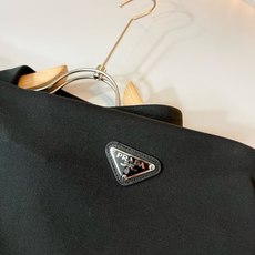 Prad*普*达 2026春夏季新款经典元素短袖Polo衫,经典大方的款式,可以穿十年都还是流行的那种,你一定要收藏几件 Prad*普*达 2026春夏季新款经典元素短袖Polo衫,经典大方的款式,可以穿十年都还是流行的那种,你一定要收藏几件