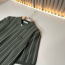 PRAD*A普*达2026春夏新款男士翻领短袖针织短袖T恤,最新款全网独家首上!!~既经典有时尚百搭,谁不爱啊,将经典再 PRAD*A普*达2026春夏新款男士翻领短袖针织短袖T恤,最新款全网独家首上!!~既经典有时尚百搭,谁不爱啊,将经典再