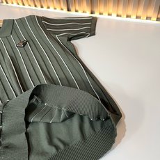 PRAD*A普*达2026春夏新款男士翻领短袖针织短袖T恤,最新款全网独家首上!!~既经典有时尚百搭,谁不爱啊,将经典再 PRAD*A普*达2026春夏新款男士翻领短袖针织短袖T恤,最新款全网独家首上!!~既经典有时尚百搭,谁不爱啊,将经典再