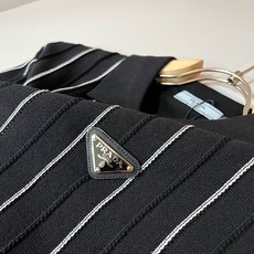 PRAD*A普*达2026春夏新款男士翻领短袖针织短袖T恤,最新款全网独家首上!!~既经典有时尚百搭,谁不爱啊,将经典再 PRAD*A普*达2026春夏新款男士翻领短袖针织短袖T恤,最新款全网独家首上!!~既经典有时尚百搭,谁不爱啊,将经典再