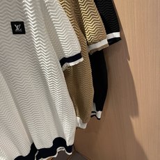 Louis Vuit*on 2026春夏路易家族轻奢翻领针织短袖!路易家族的新高端,细节品质永远的那么完美无瑕,创意设计 Louis Vuit*on 2026春夏路易家族轻奢翻领针织短袖!路易家族的新高端,细节品质永远的那么完美无瑕,创意设计