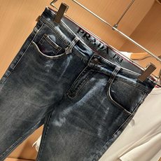 PRA*DA 普拉达 2026春夏新品发售!牛仔高级百搭实用主义不哗众取宠!港澳台地区限定款!!立体裁剪纯棉材质!台湾外 PRA*DA 普拉达 2026春夏新品发售!牛仔高级百搭实用主义不哗众取宠!港澳台地区限定款!!立体裁剪纯棉材质!台湾外