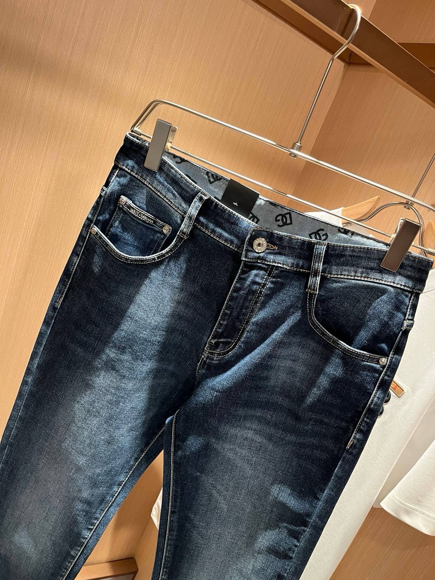 Dolce &  杜嘉*纳 2026春夏新品牛仔裤，水洗处理自然不易变形脱色、立体剪裁完美塑形面料质舒适柔软随意搭配、舒