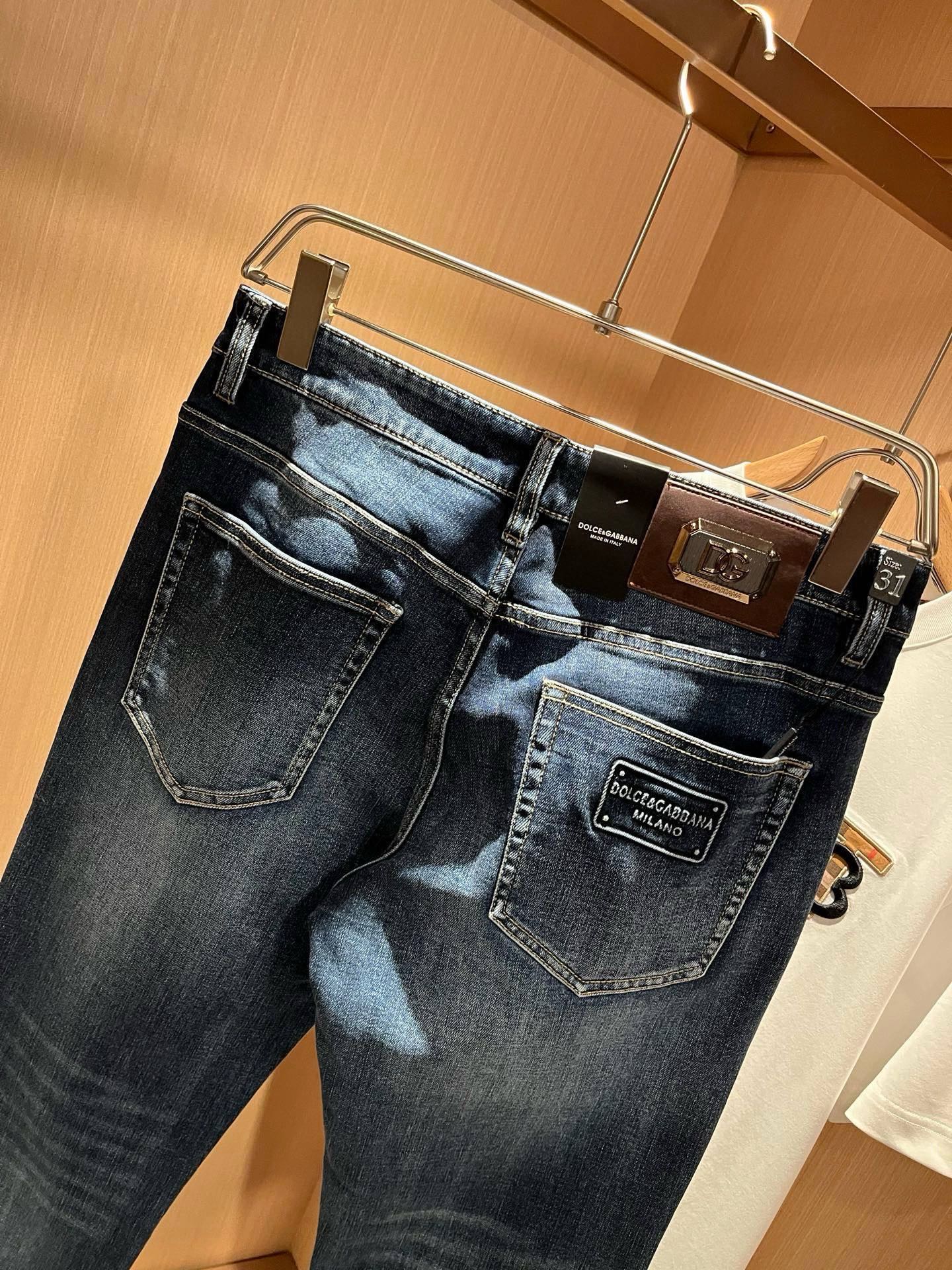 Dolce &  杜嘉*纳 2026春夏新品牛仔裤，水洗处理自然不易变形脱色、立体剪裁完美塑形面料质舒适柔软随意搭配、舒