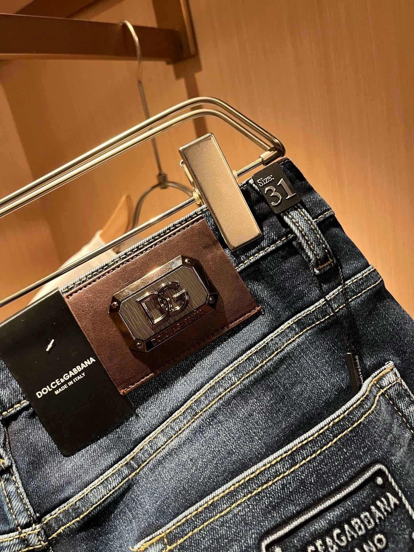 Dolce &  杜嘉*纳 2026春夏新品牛仔裤，水洗处理自然不易变形脱色、立体剪裁完美塑形面料质舒适柔软随意搭配、舒