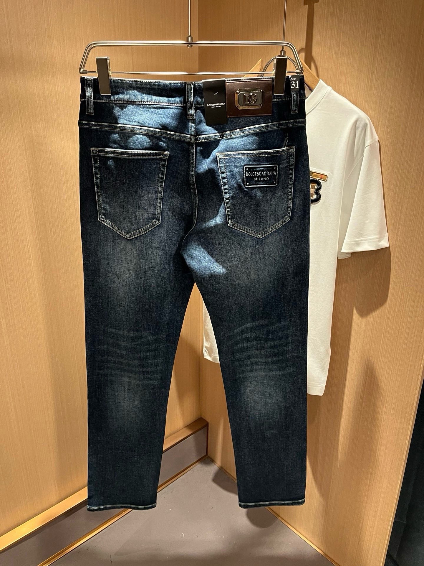 Dolce &  杜嘉*纳 2026春夏新品牛仔裤，水洗处理自然不易变形脱色、立体剪裁完美塑形面料质舒适柔软随意搭配、舒