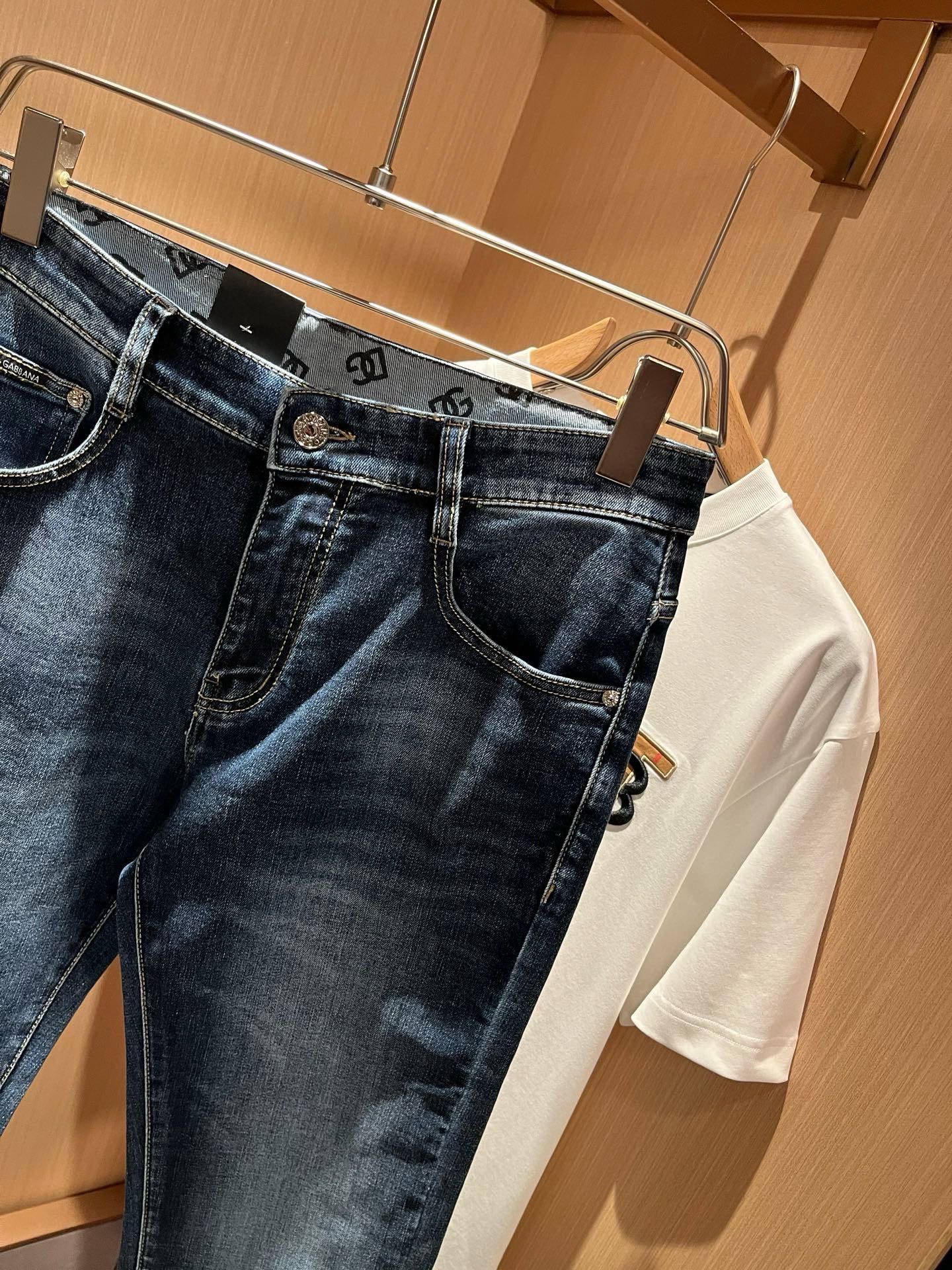 Dolce &  杜嘉*纳 2026春夏新品牛仔裤，水洗处理自然不易变形脱色、立体剪裁完美塑形面料质舒适柔软随意搭配、舒