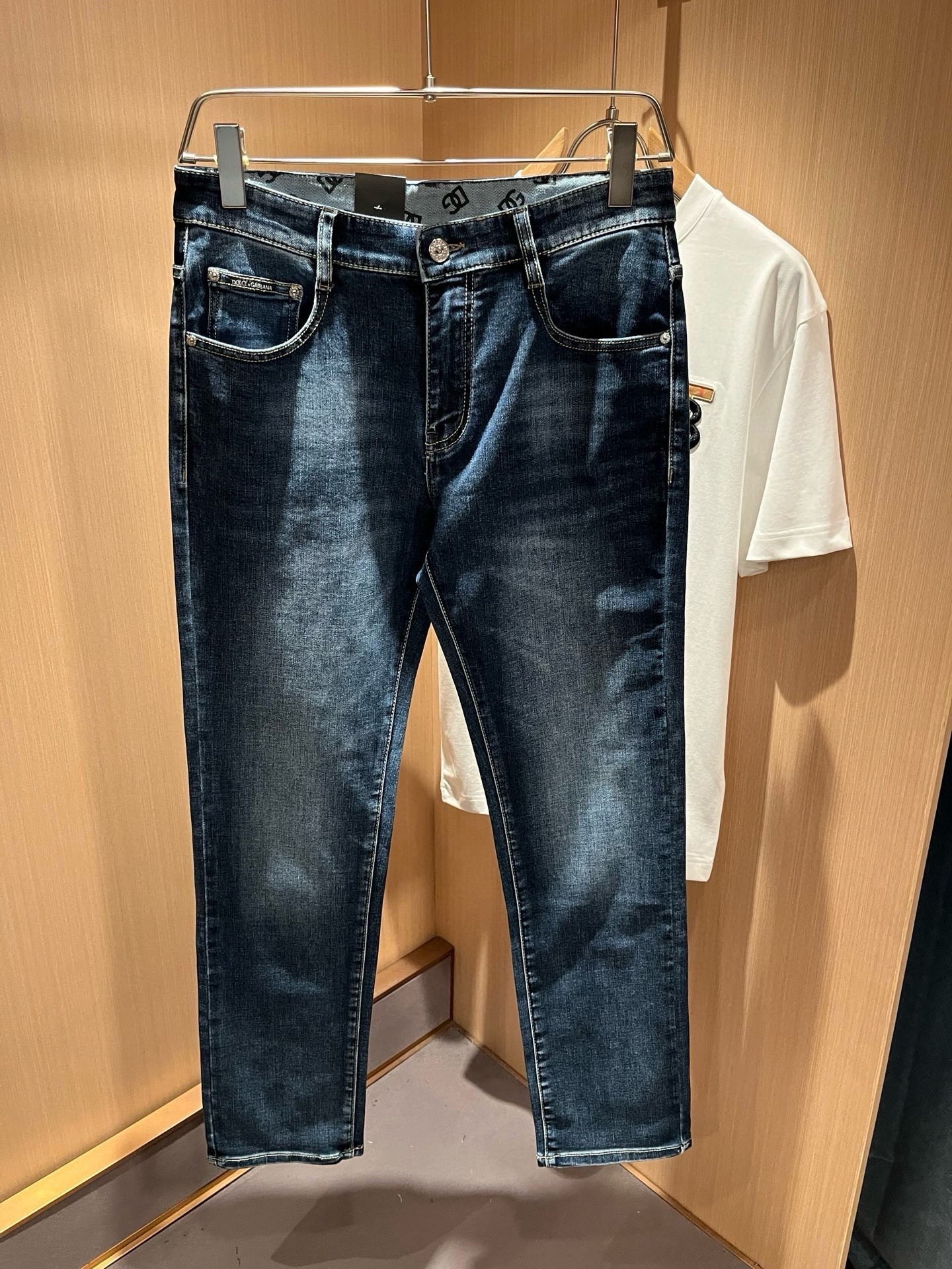 Dolce &  杜嘉*纳 2026春夏新品牛仔裤，水洗处理自然不易变形脱色、立体剪裁完美塑形面料质舒适柔软随意搭配、舒