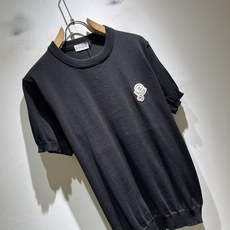 Moncler蒙家 2026春夏最新的贸易订单针织短袖T恤,全品相!!网红款!工艺采用胸前徽章设计!上身舒适透气,不僵硬 Moncler蒙家 2026春夏最新的贸易订单针织短袖T恤,全品相!!网红款!工艺采用胸前徽章设计!上身舒适透气,不僵硬