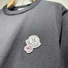 Moncler蒙家 2026春夏最新的贸易订单针织短袖T恤,全品相!!网红款!工艺采用胸前徽章设计!上身舒适透气,不僵硬 Moncler蒙家 2026春夏最新的贸易订单针织短袖T恤,全品相!!网红款!工艺采用胸前徽章设计!上身舒适透气,不僵硬