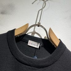 Moncler蒙家 2026春夏最新的贸易订单针织短袖T恤,全品相!!网红款!工艺采用胸前徽章设计!上身舒适透气,不僵硬 Moncler蒙家 2026春夏最新的贸易订单针织短袖T恤,全品相!!网红款!工艺采用胸前徽章设计!上身舒适透气,不僵硬
