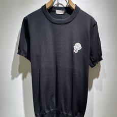 Moncler蒙家 2026春夏最新的贸易订单针织短袖T恤,全品相!!网红款!工艺采用胸前徽章设计!上身舒适透气,不僵硬 Moncler蒙家 2026春夏最新的贸易订单针织短袖T恤,全品相!!网红款!工艺采用胸前徽章设计!上身舒适透气,不僵硬
