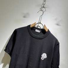 Moncler蒙家 2026春夏最新的贸易订单针织短袖T恤,全品相!!网红款!工艺采用胸前徽章设计!上身舒适透气,不僵硬 Moncler蒙家 2026春夏最新的贸易订单针织短袖T恤,全品相!!网红款!工艺采用胸前徽章设计!上身舒适透气,不僵硬