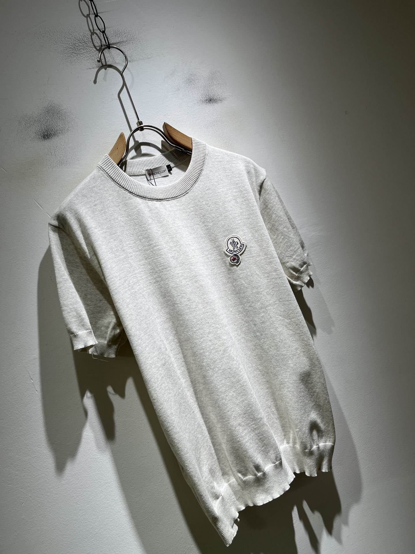 Moncler蒙家 2026春夏最新的贸易订单针织短袖T恤，全品相！！网红款！工艺采用胸前徽章设计！上身舒适透气，不僵硬