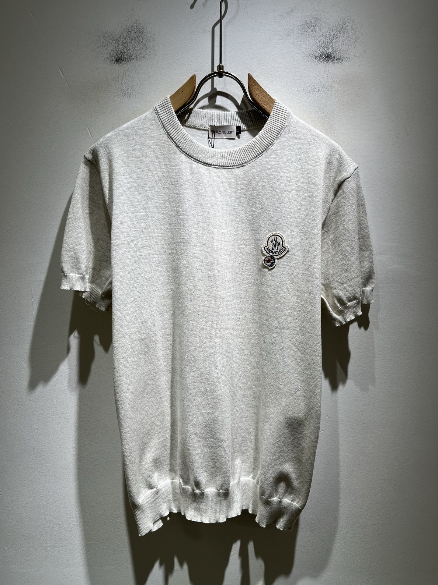Moncler蒙家 2026春夏最新的贸易订单针织短袖T恤，全品相！！网红款！工艺采用胸前徽章设计！上身舒适透气，不僵硬