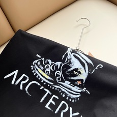 ARCTER*X始*祖鸟 2026春夏新款男女同款👫短袖T恤户外品牌可能大家第一想到的就是加拿大鹅、始祖鸟。给人一种标签 ARCTER*X始*祖鸟 2026春夏新款男女同款👫短袖T恤户外品牌可能大家第一想到的就是加拿大鹅、始祖鸟。给人一种标签