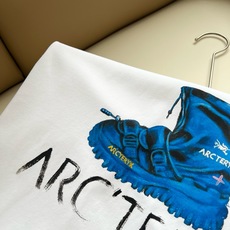 ARCTER*X始*祖鸟 2026春夏新款男女同款👫短袖T恤户外品牌可能大家第一想到的就是加拿大鹅、始祖鸟。给人一种标签 ARCTER*X始*祖鸟 2026春夏新款男女同款👫短袖T恤户外品牌可能大家第一想到的就是加拿大鹅、始祖鸟。给人一种标签
