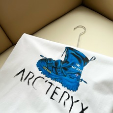 ARCTER*X始*祖鸟 2026春夏新款男女同款👫短袖T恤户外品牌可能大家第一想到的就是加拿大鹅、始祖鸟。给人一种标签 ARCTER*X始*祖鸟 2026春夏新款男女同款👫短袖T恤户外品牌可能大家第一想到的就是加拿大鹅、始祖鸟。给人一种标签
