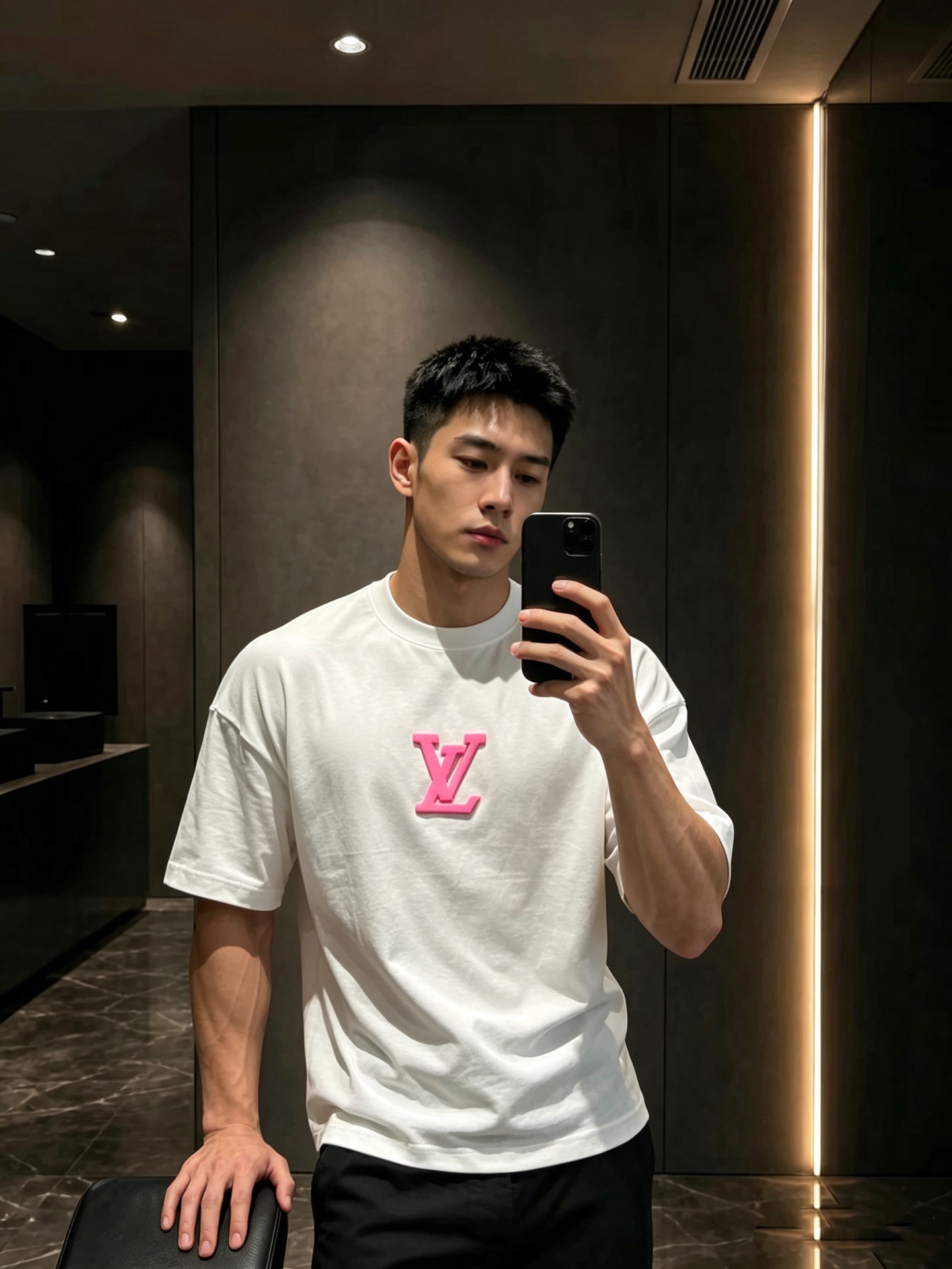 LouisVuitt*路易*登 2026春夏全新系列单品上线，非常时髦前卫的一款男女同款短袖T恤，标识logo图案压胶修