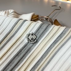 Loro Piana诺悠翩雅 2026春夏男士最新的贸易订单翻领针织短袖T恤,全品相!!上身舒适透气,不僵硬,整体有着丰 Loro Piana诺悠翩雅 2026春夏男士最新的贸易订单翻领针织短袖T恤,全品相!!上身舒适透气,不僵硬,整体有着丰
