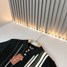 Loro Piana诺悠翩雅 2026春夏男士最新的贸易订单翻领针织短袖T恤,全品相!!上身舒适透气,不僵硬,整体有着丰 Loro Piana诺悠翩雅 2026春夏男士最新的贸易订单翻领针织短袖T恤,全品相!!上身舒适透气,不僵硬,整体有着丰