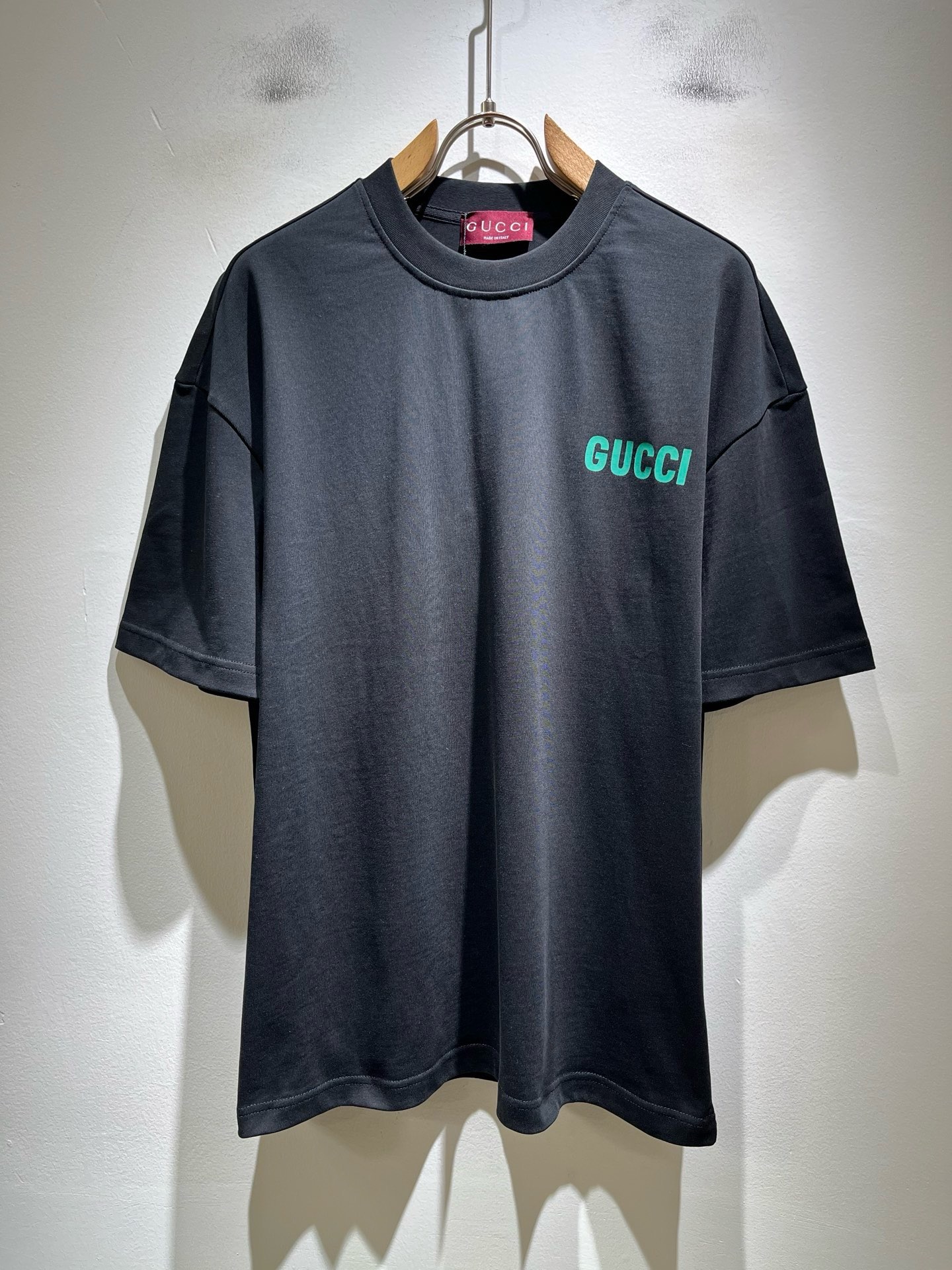 Gucc*古家 2026春夏新款男女同情侣款👫休闲宽松棉质圆领短袖T恤衫!贸易公司渠道稀出,同步官网发售 ! 2 Gucc*古家 2026春夏新款男女同情侣款👫休闲宽松棉质圆领短袖T恤衫!贸易公司渠道稀出,同步官网发售 ! 2