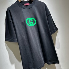 Gucc*古家 2026春夏新款男女同情侣款👫休闲宽松棉质圆领短袖T恤衫!贸易公司渠道稀出,同步官网发售 ! 2 Gucc*古家 2026春夏新款男女同情侣款👫休闲宽松棉质圆领短袖T恤衫!贸易公司渠道稀出,同步官网发售 ! 2