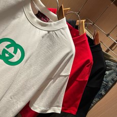 Gucc*古家 2026春夏新款男女同情侣款👫休闲宽松棉质圆领短袖T恤衫!贸易公司渠道稀出,同步官网发售 ! 2 Gucc*古家 2026春夏新款男女同情侣款👫休闲宽松棉质圆领短袖T恤衫!贸易公司渠道稀出,同步官网发售 ! 2