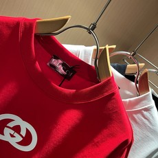Gucc*古家 2026春夏新款男女同情侣款👫休闲宽松棉质圆领短袖T恤衫!贸易公司渠道稀出,同步官网发售 ! 2 Gucc*古家 2026春夏新款男女同情侣款👫休闲宽松棉质圆领短袖T恤衫!贸易公司渠道稀出,同步官网发售 ! 2