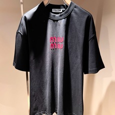 MIUMIU 谬谬2026春夏新款男女同款👫短袖T恤,品牌最新设计元素!既不单调也不复杂,恰到好处的展现品味!客供顶级压 MIUMIU 谬谬2026春夏新款男女同款👫短袖T恤,品牌最新设计元素!既不单调也不复杂,恰到好处的展现品味!客供顶级压