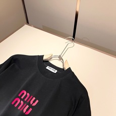 MIUMIU 谬谬2026春夏新款男女同款👫短袖T恤,品牌最新设计元素!既不单调也不复杂,恰到好处的展现品味!客供顶级压 MIUMIU 谬谬2026春夏新款男女同款👫短袖T恤,品牌最新设计元素!既不单调也不复杂,恰到好处的展现品味!客供顶级压
